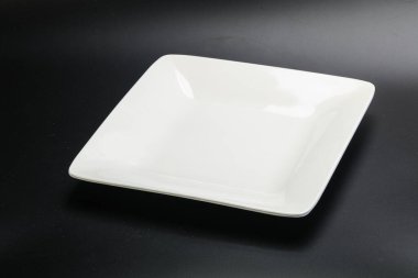 İzole edilmiş servis için beyaz boş tabak