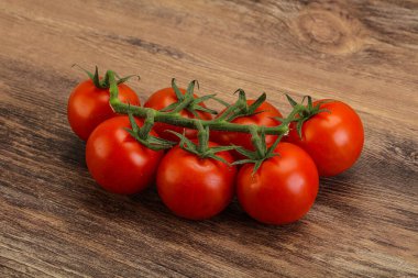 Taze olgun domates dalıyla izole edilmiş.