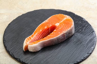 Pişirmek için çiğ somon bifteği.