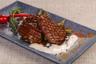 Biber ve ızgara biftek servis edildi.