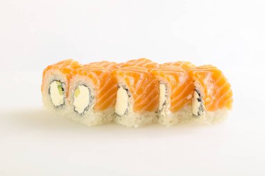 Somon, nori ve pirinçli geleneksel Japon dürümü.