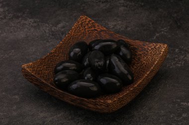 Kavanozda salamura siyah zeytin