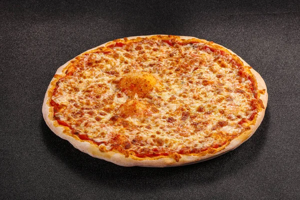 Włoska Tradycyjna Pizza Margarita Serem Sosem Pomidorowym — Zdjęcie stockowe