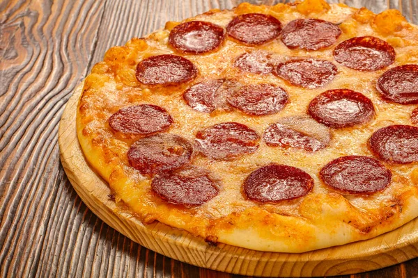 Итальянская Традиционная Кухня Pepperoni Колбасные Пиццы — стоковое фото