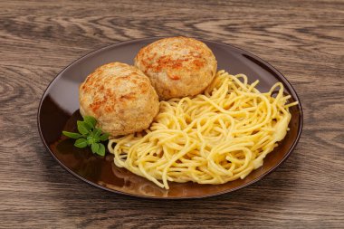 Peynirli spagetti ve ev yapımı tavuk pirzolası.