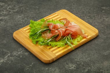 Biberiyeli dilimlenmiş domuz eti.