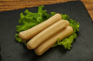 Salata yapraklı tavuk beyaz sosisi.