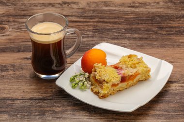 Kayısı ve kahveyle kabuklu turta.