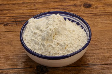 Buğday unu kasede yemek pişirmek için.