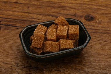 Kahverengi baston şeker yavruları kasede