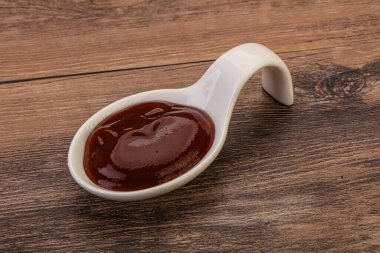 Geleneksel domates barbekü sosu kasede