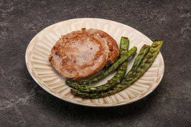 Ton balıklı ızgara biftek ve yeşil kuşkonmaz.