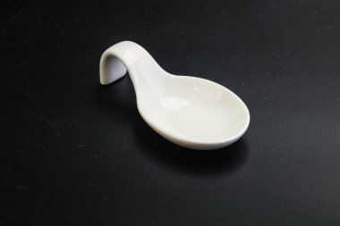 Mutfak malzemeleri servis etmek için küçük bir tabak.