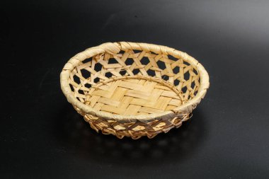 Siyah arkaplanda servis yapmak için doğal hasır masa takımı