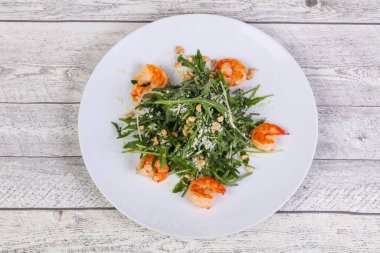 Karidesli roket salatası, parmesan peyniri ve sedir fıstığı.