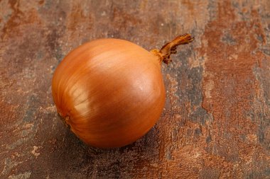 Sarı olgun doğal organik soğan yalıtılmış.