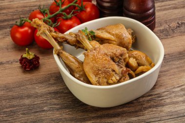 Tatlı ve baharatlı soslu tavşan yahnisi.