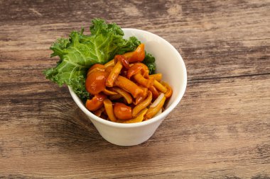 Terbiye edilmiş mantar. Kasede küçük bal aromalı.