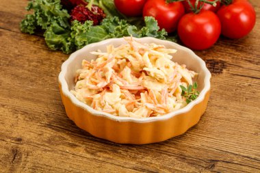 Lahana ve havuçlu vejetaryen lahana salatası.