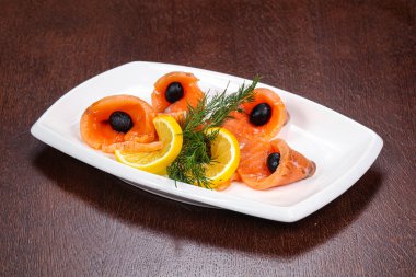 Limonlu ve zeytinli dilimlenmiş somon.