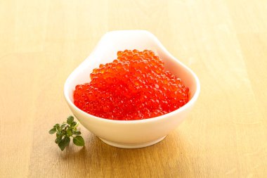 Rus kırmızı havyarı kasede.