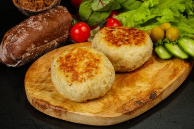 Ev yapımı pirzola ve kıyma.