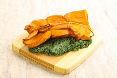 Tütsülenmiş kalamar aperatifi izole edilmiş.