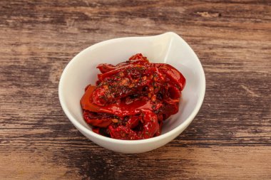 Zeytinyağı ve bitkilerle kurutulmuş domates.