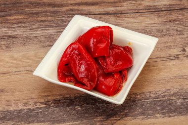 Yağda ızgara kırmızı biber.