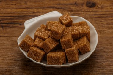 Kahverengi baston şeker yavruları kasede