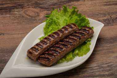 Baharatlı iki ızgara kebap.