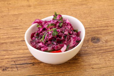 Bitki ve baharatlı kırmızı lahana turşusu