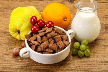 Mısır boğucu pedler, meyveler ve sütle kahvaltı