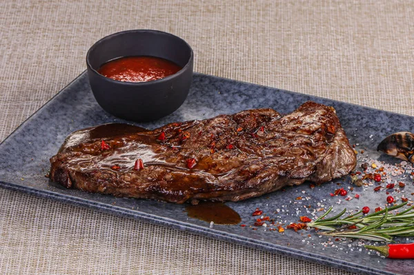 Grilovaný Hovězí Steak Podávaný Pepřem Rozmarýnem — Stock fotografie