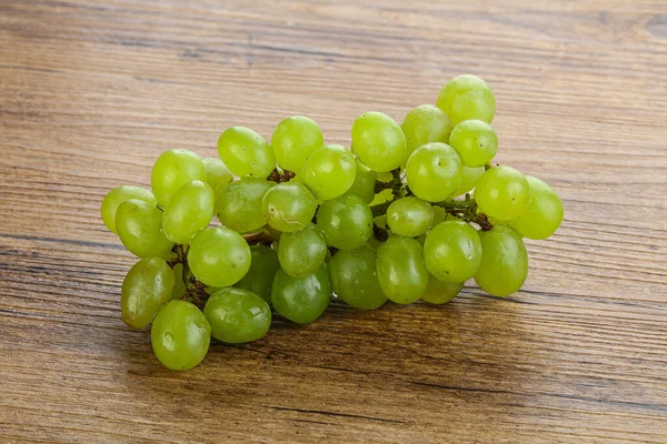 Reife Süße Grüne Trauben Zweig Isoliert — Stockfoto