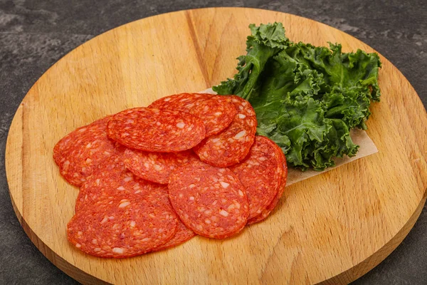 Olasz Spycy Pepperoni Kolbászszeletek Fedélzeten — Stock Fotó