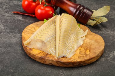 Pişirmek için çiğ balık filetosu