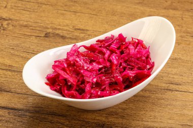 Kasede pancar kökü olan marine edilmiş kırmızı lahana.