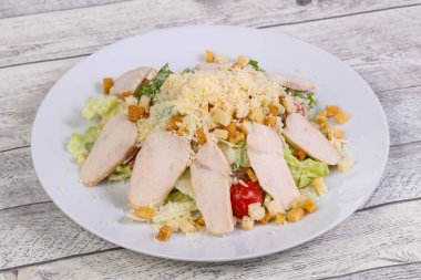 Tavuk göğsü ve parmesan peynirli Sezar salatası.