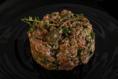 Kaparili çiğ tartar atıştırmalığı.