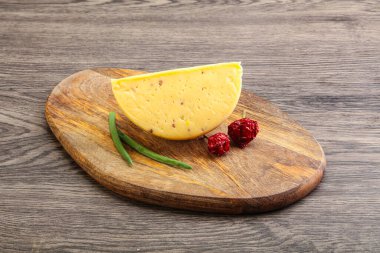 Cevizli sert peynir tuğlası.