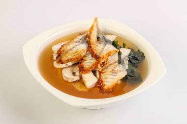 Geleneksel Japon miso çorbası, tofu ve yılan balığı.