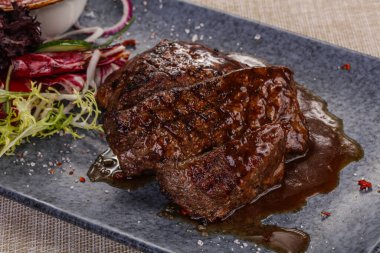 Biber ve ızgara biftek servis edildi.