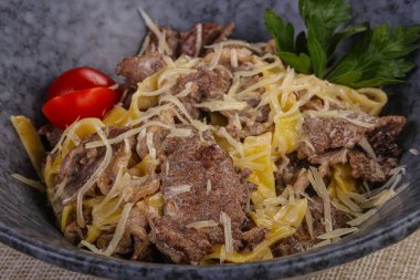 Biftek ve peynirli İtalyan Makarnası