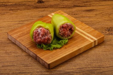 Çiğ dolma yeşil dolma biber ve et.