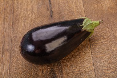 Siyah olgun taze bir patlıcan.