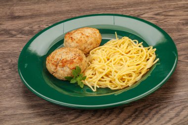 Peynirli spagetti ve ev yapımı tavuk pirzolası.