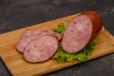 Baharatlı ve otlu füme jambon.