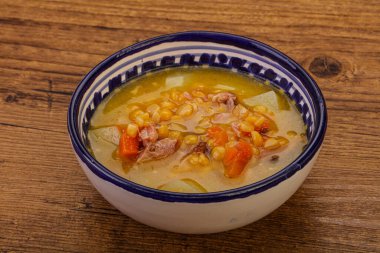 Füme domuz pirzolası ve bezelye çorbası.