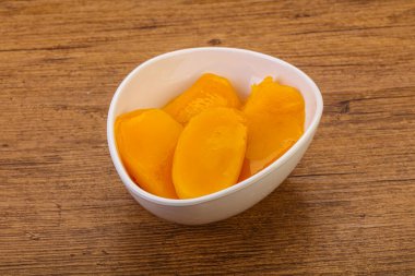 Şuruplu tatlı mango dilimleri.